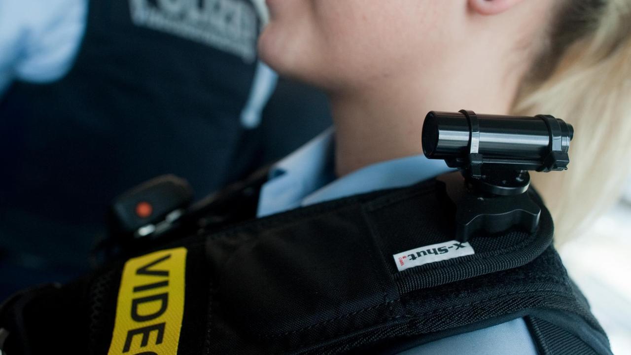 Eine Bundespolizistin trägt eine Körperkamera des Typs ZEPCAM T1 XT.