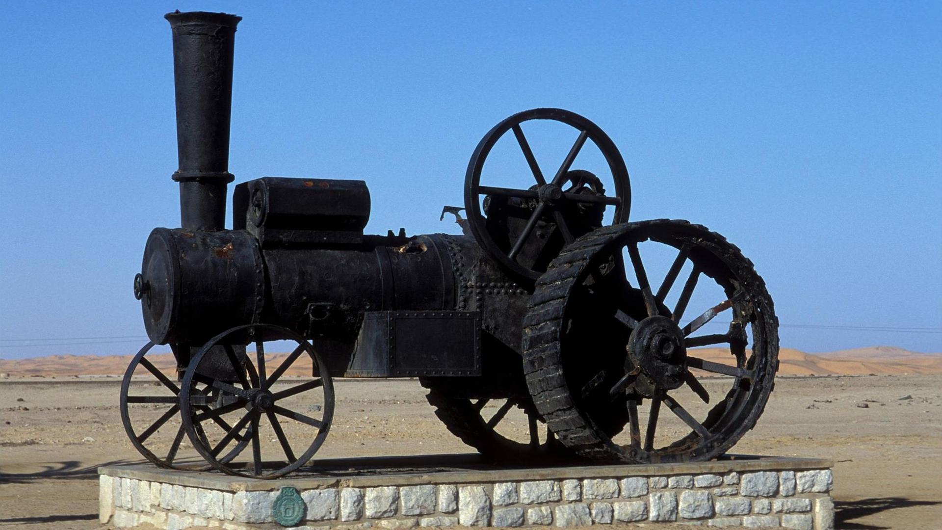 Die Dampflokomotive "Der schwarze Martin Luther" in der Namib-Wüste. Sie ist zum Wahrzeichen der namibischen Küstenstadt Swakopmund geworden.