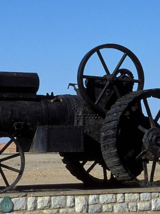 Die Dampflokomotive "Der schwarze Martin Luther" in der Namib-Wüste. Sie ist zum Wahrzeichen der namibischen Küstenstadt Swakopmund geworden.