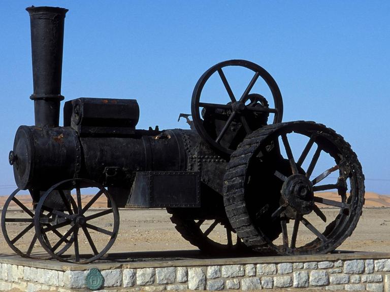 Die Dampflokomotive "Der schwarze Martin Luther" in der Namib-Wüste. Sie ist zum Wahrzeichen der namibischen Küstenstadt Swakopmund geworden.