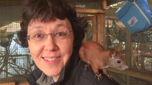 Tanya Lenn vom Verein 'Eichhörnchen-Hilfe Berlin/Brandenburg'