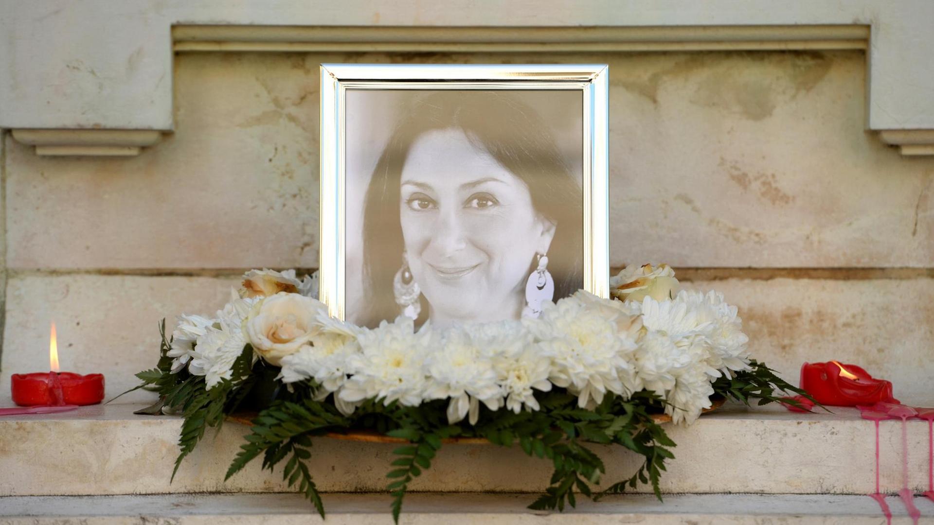 Das Bild zeigt ein Portrait der ermordeten maltesischen Journalistin Daphne Caruana Galizia, die am 16. Oktober 2017 durch eine Autobombe getötet wurde.