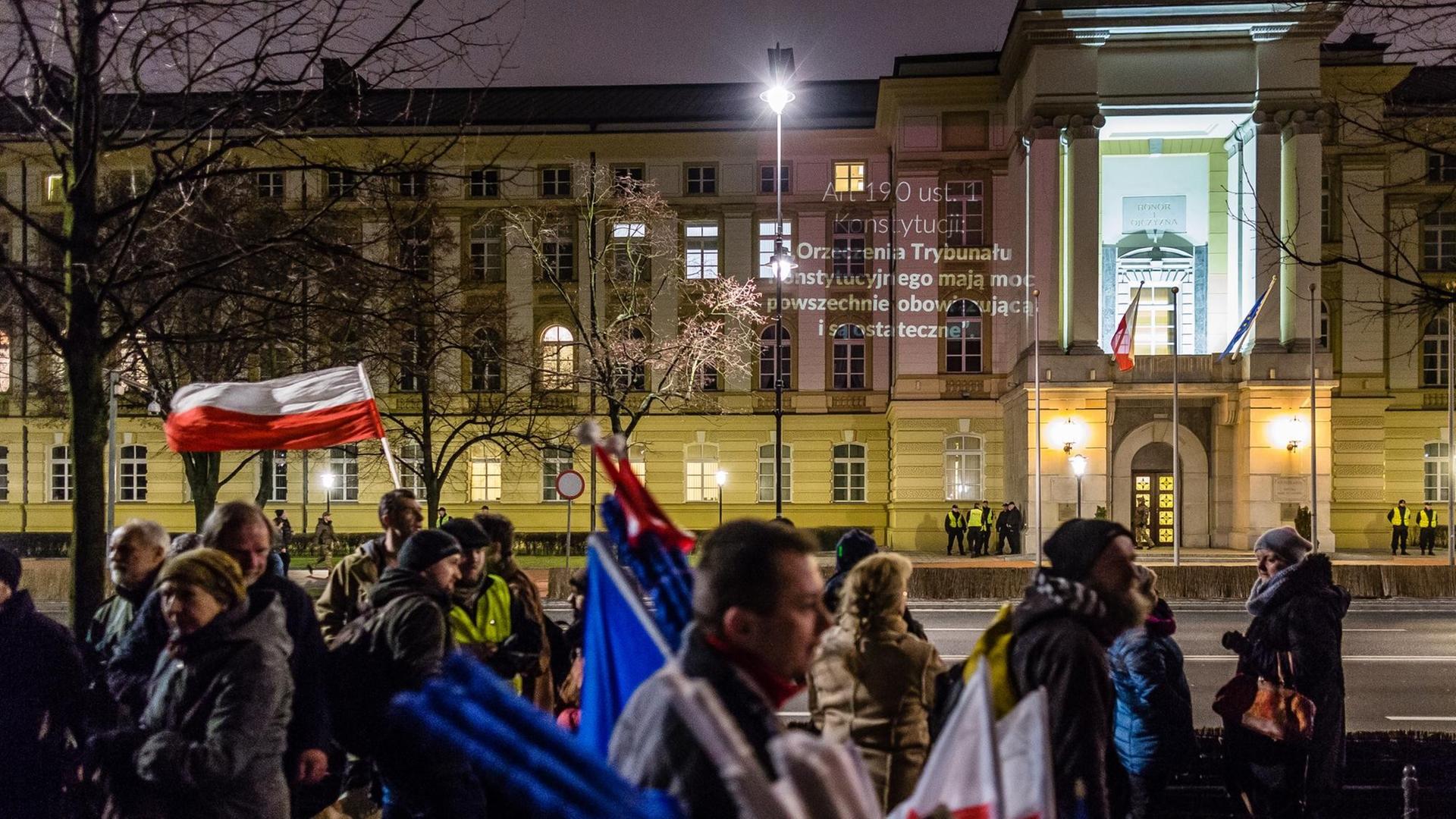 Demonstranten haben das Urteil des polnischen Verfassungsgericht mit einem Beamer an das Gebäude des Ministerrats in Warschau projiziert.
