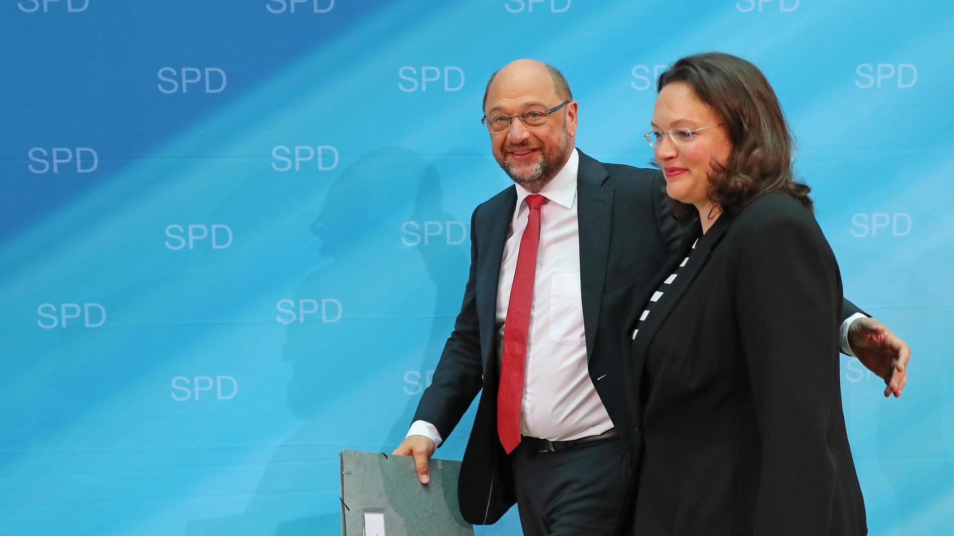 SPD-Chef Schulz und Arbeitsministerin Nahles gehen zur Vorstandssitzung in der Parteizentrale