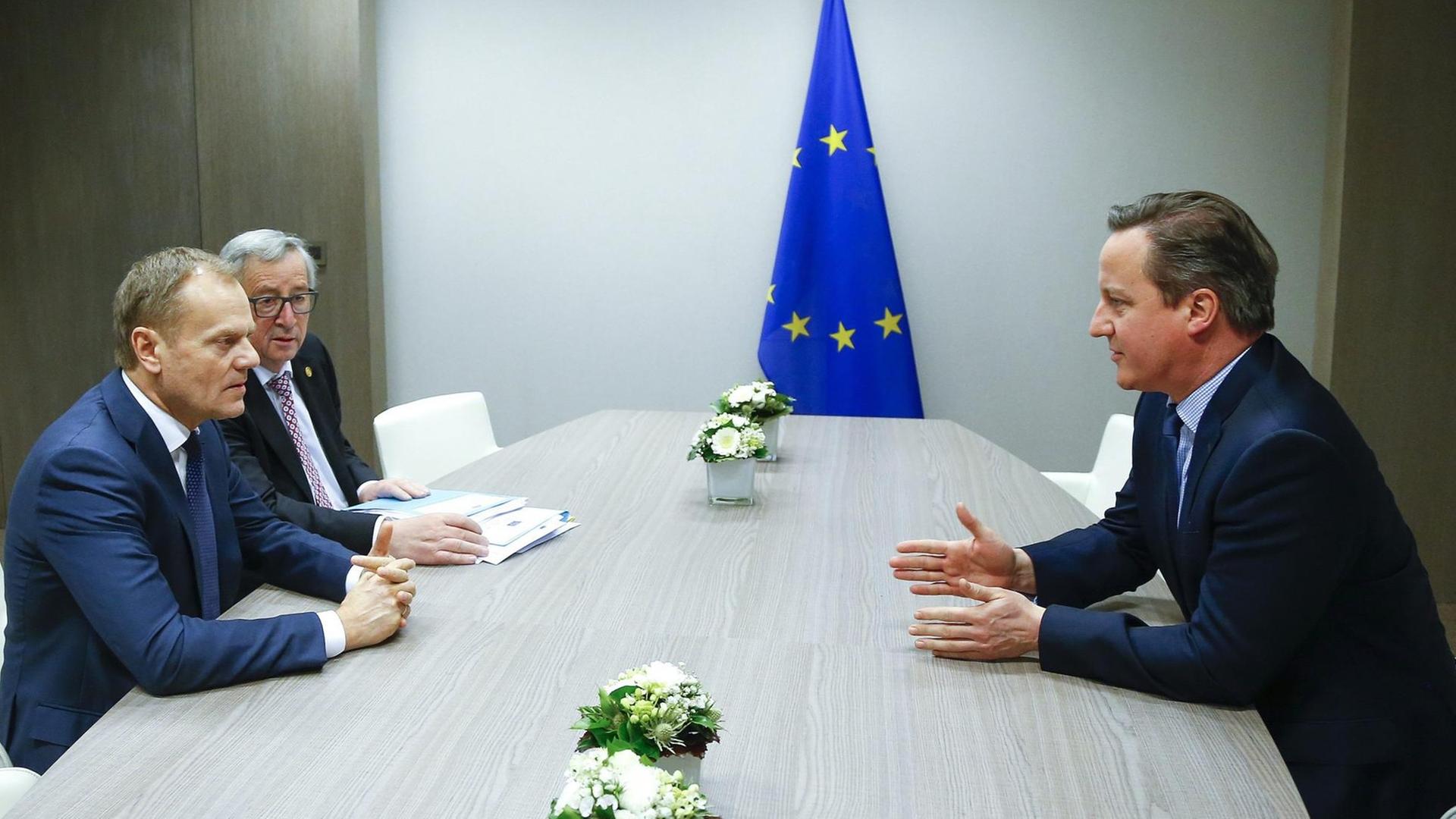 Großbritanniens Premier David Cameron (r.) verhandelt mit EU-Ratspräsident Donald Tusk (l) und EU-Kommissionspräsident Jean-Claude Juncker (m.)
