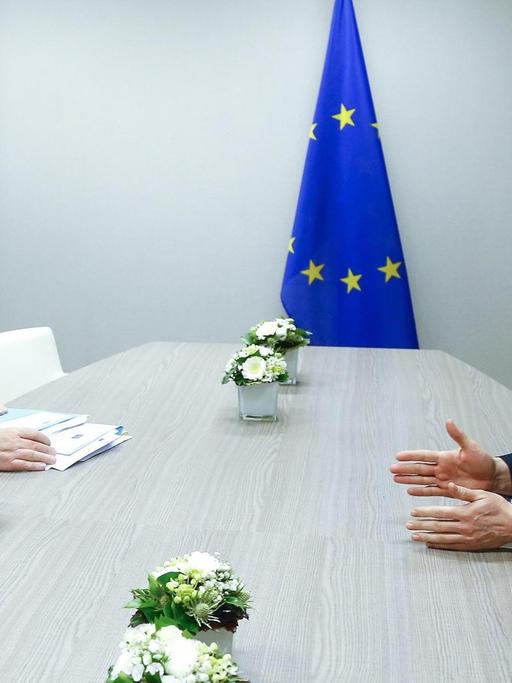 Großbritanniens Premier David Cameron (r.) verhandelt mit EU-Ratspräsident Donald Tusk (l) und EU-Kommissionspräsident Jean-Claude Juncker (m.)