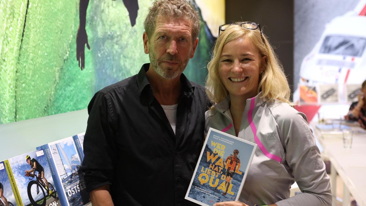 Tanja Schönenborn (r.) und Rafael Fuchsgruber (l.) halten ihr Buch "Wer die Wahl hat, liebt die Qual"