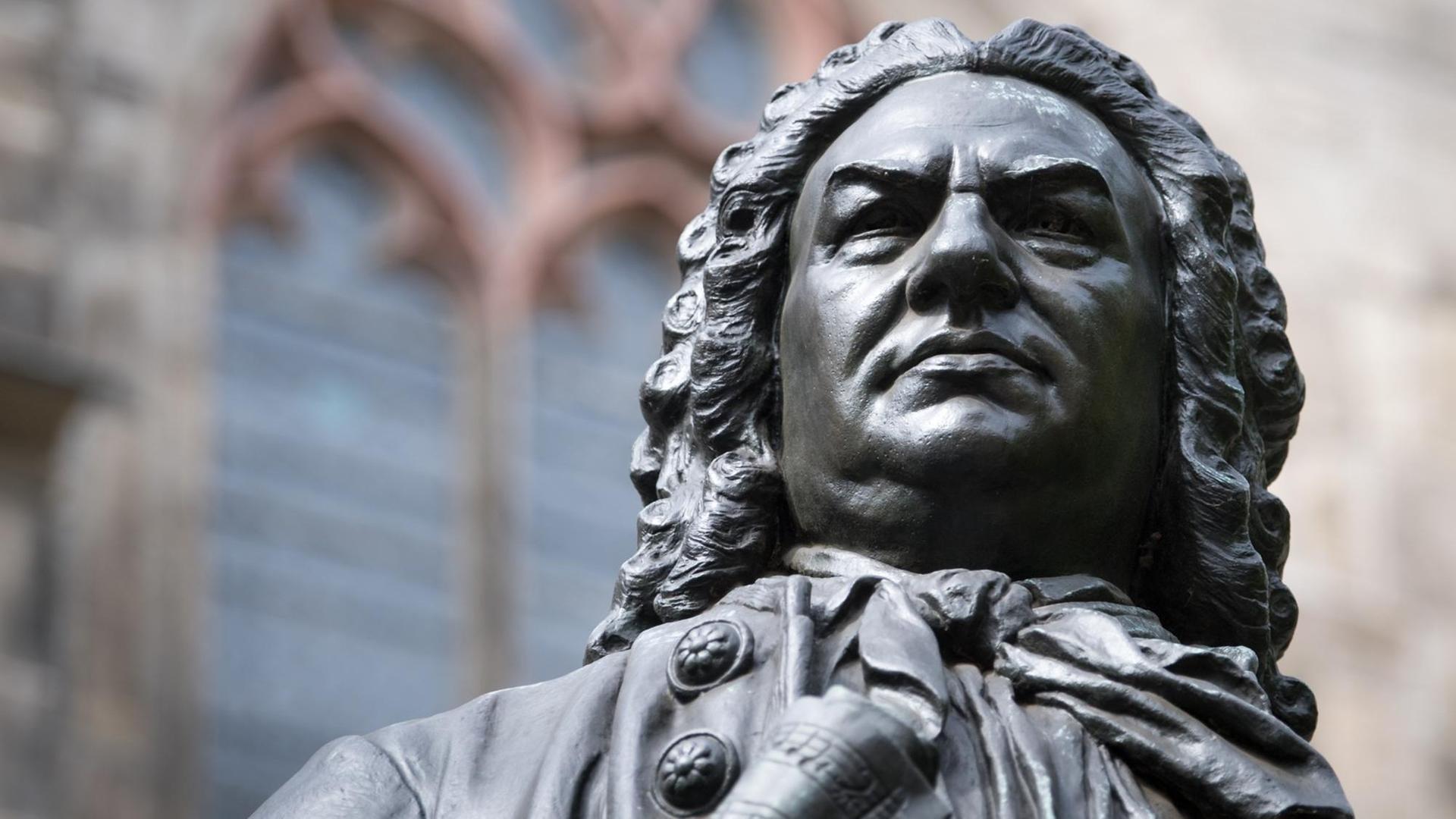 Blick auf das Denkmal für den Komponisten Johann Sebastian Bach vor der Thomaskirche in Leipzig