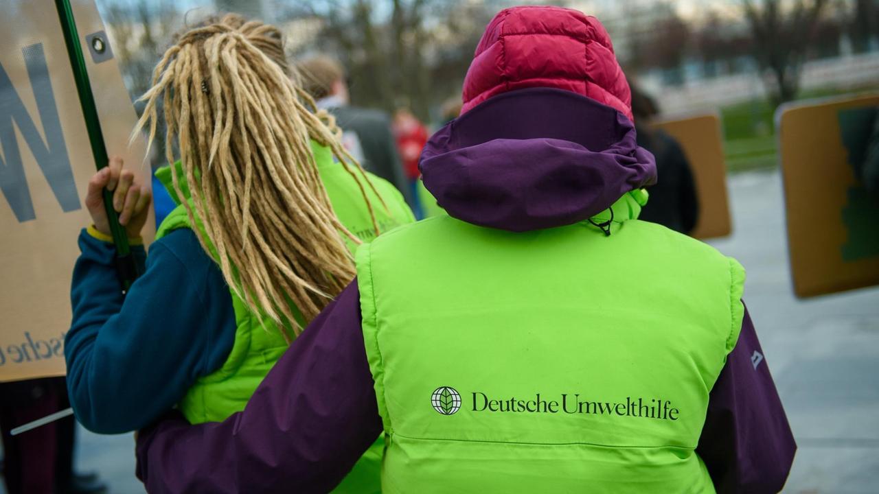 Aktivisten der Nichtregierungsorganisationen Deutsche Umwelthilfe stehen vor dem Bundeskanzleramt, um gegen den Kurs der Unionsfraktion in der Energiepolitik zu demonstrieren.