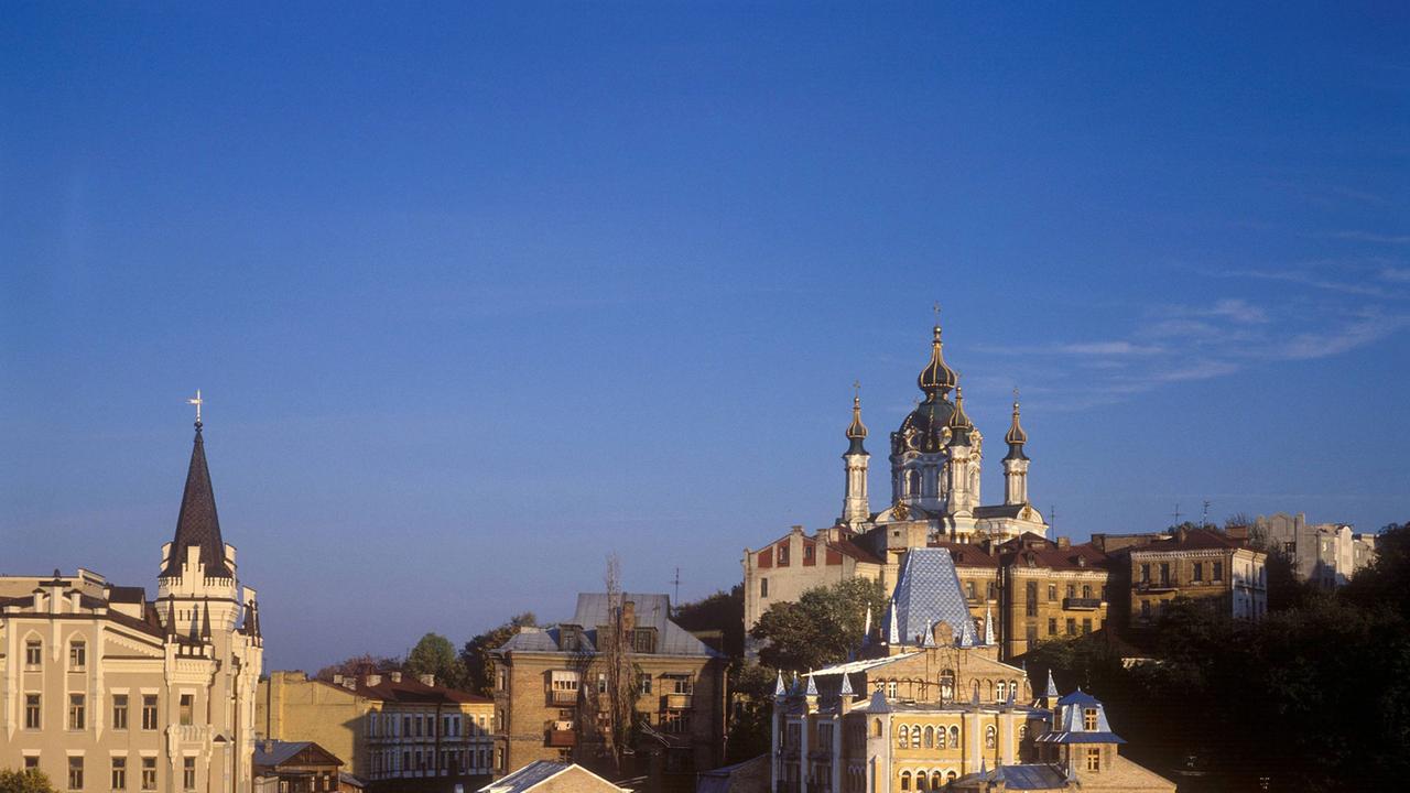 Kiew: Die Andrejewskaja Kirche ragt mit ihren Zwiebeltürmchen in den Himmel.