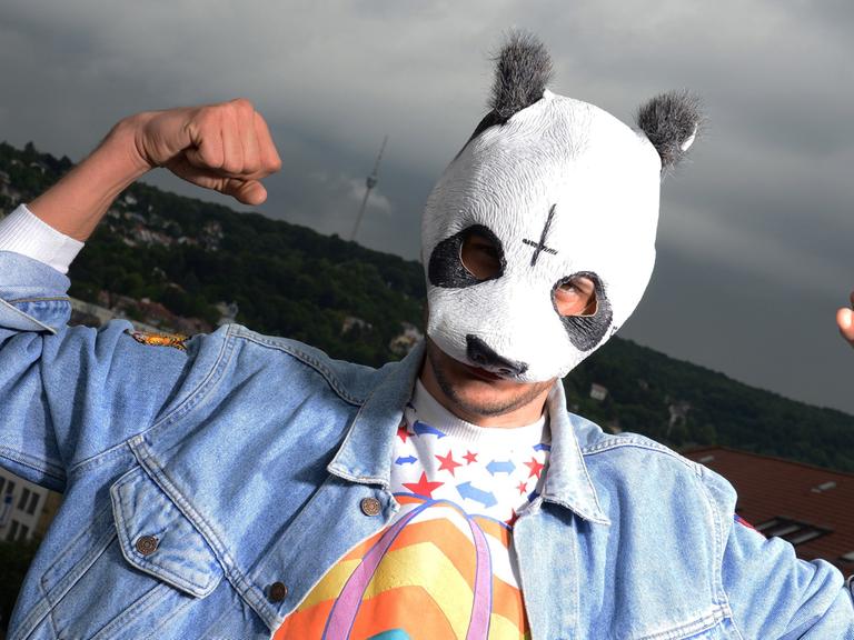Der Stuttgarter Musiker, der als Rapper Cro bekannt ist und mit Vornamen Carlo heißt, steht am Dienstag (12.06.2012) mit seiner Panda-Maske auf dem Dach seines Büros in der Stuttgarter Innenstadt.