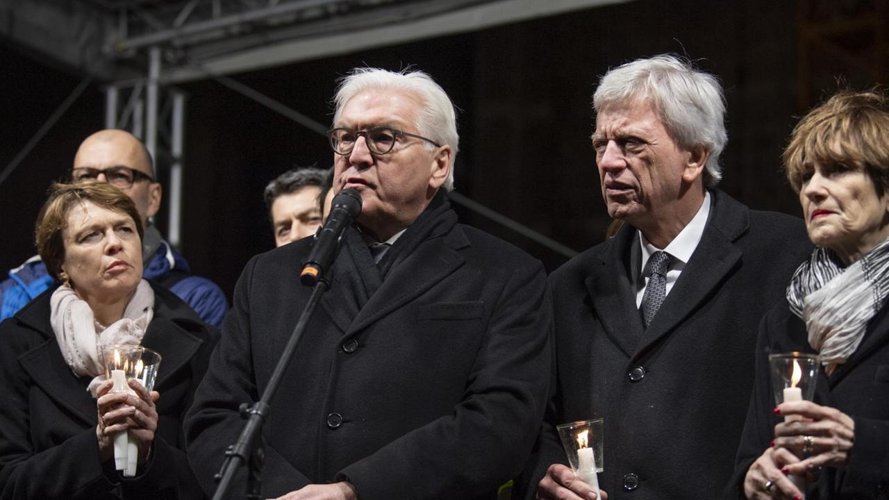 Bundespräsident Frank-Walther Steinmeier spricht während einer Gedenkfeier für die Opfer des Anschlags in Hanau.