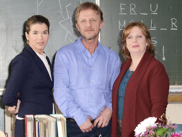 Von links: Anke Engelke, Sönke Wortmann und Gabriela Maria Schmeide am Filmset von "Frau Müloler muss weg"