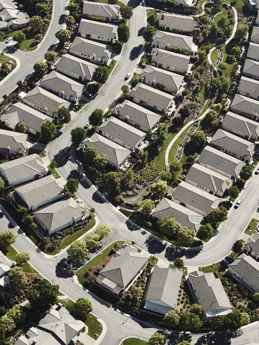 Luftbild eines Vororts in Kalifornien in den USA mit gleichförmigen Häusern