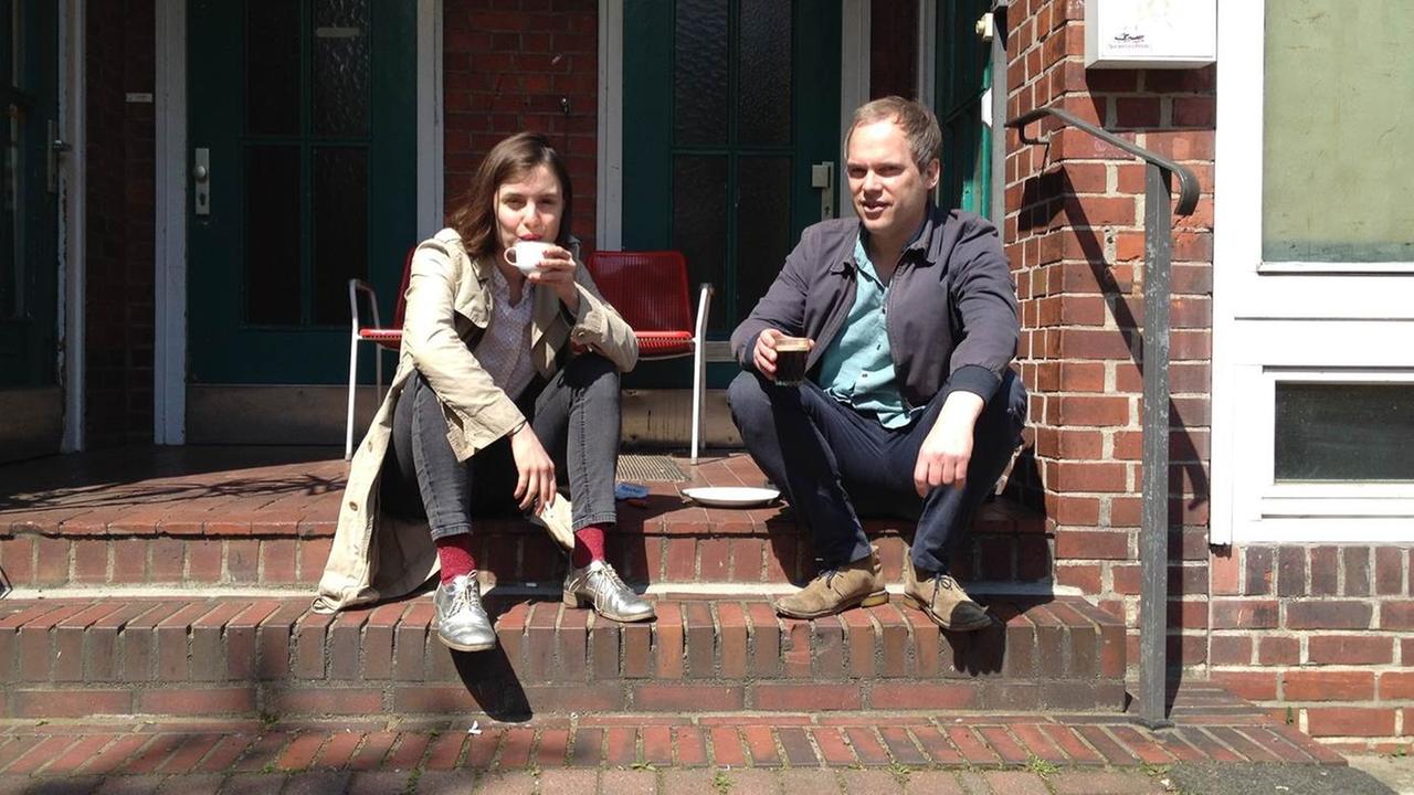 Sophia Kennedy und Mense Reents vor dem Studio der goldenen Zitronen.