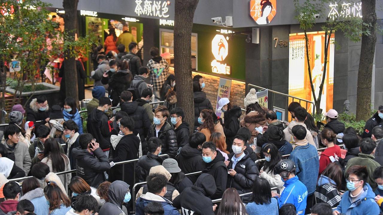 1. Dezember in Wuhan - Menschen stehen Schlange vor dem Modern China Tea Shop