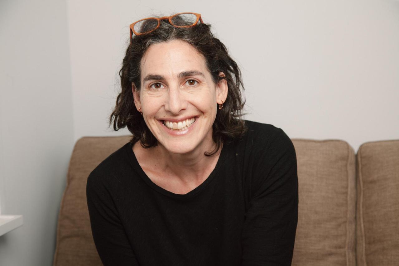 Das Bild zeigt ein Porträt der Journalistin Sarah Koenig, die auch in der dritten "Serial"-Staffel wieder Reporterin und Erzählerin ist.