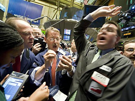 Börsenkrise: Hektik unter Börsenmaklern an der New Yorker Wall Street Börsenkrise: Hektik unter Börsenmaklern an der New Yorker Wall Street
