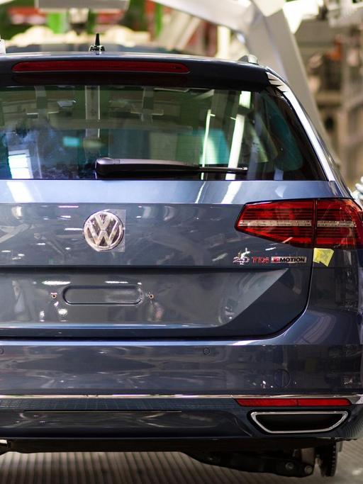 Eine Mitarbeiterin betankt am 09.09.2014 in der Produktion des Passat im Volkswagen Werk in Emden (Niedersachsen) einen Wagen.