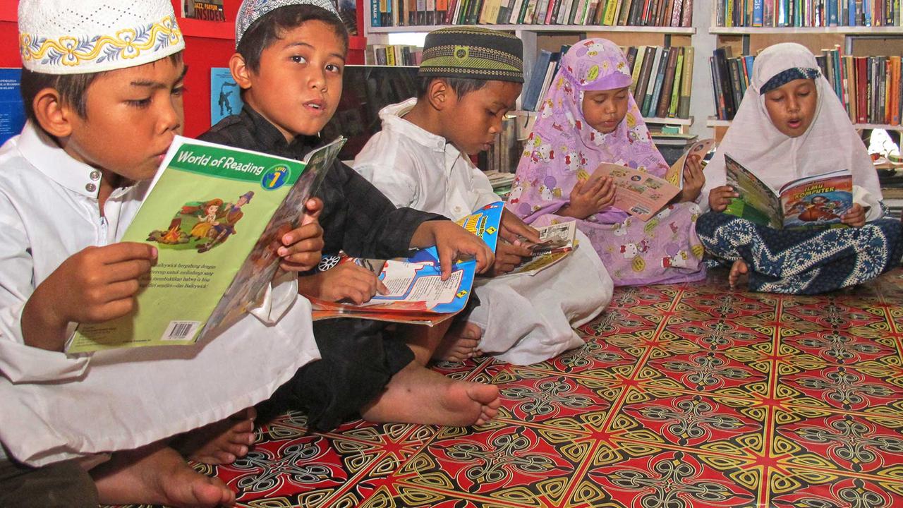 Junge Leser in der Dorfbibliothek in Pambusuang in West-Sulawesi.