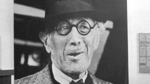 Undatiertes Foto von Alfred Kerr in einer Münchner Ausstellung 1962