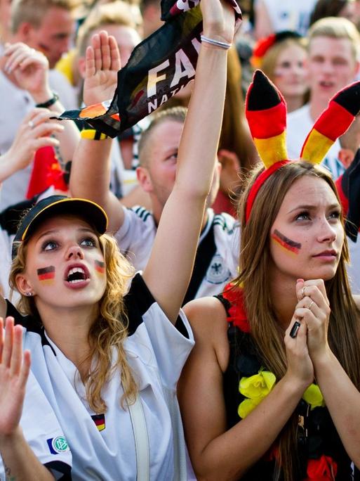 Fußballfans verfolgen am 04.07.2014 in Berlin beim "Public Viewing" am Brandenburger Tor während das WM-Viertelfinalspiel Deutschland - Frankreich.