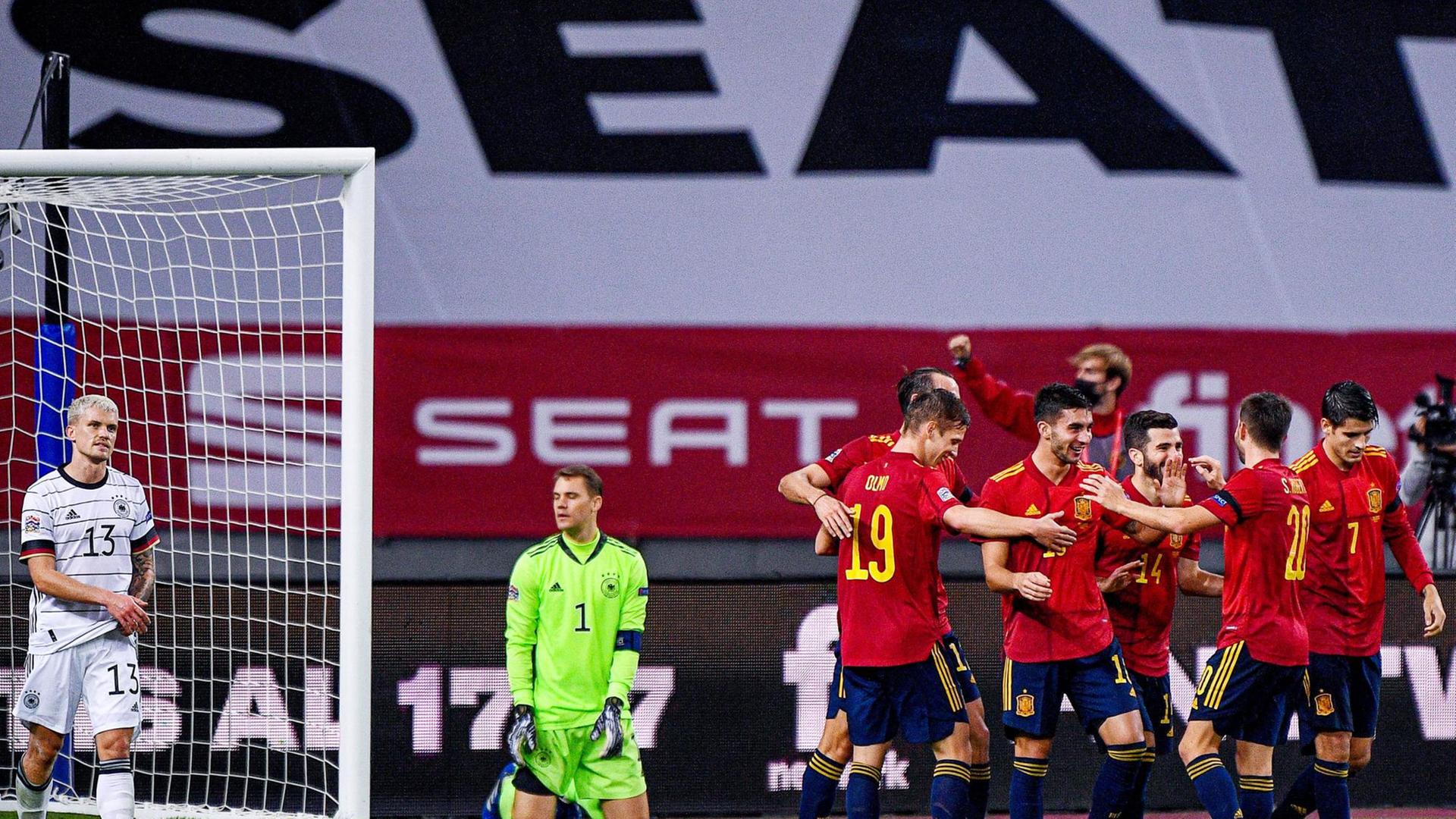 Die spanische Fußball-Mannschaft freut sich über den Sieg gegen Deutschland.