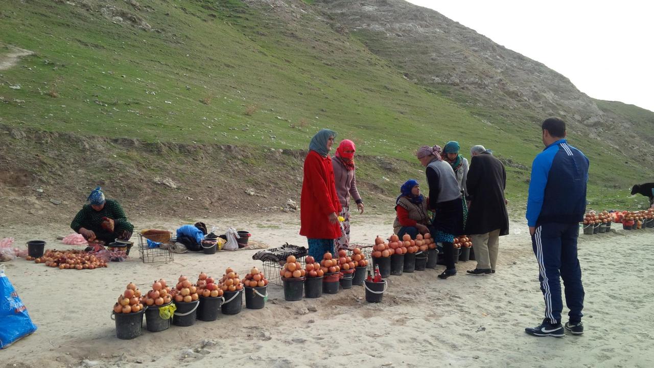 Tadschikinnen verkaufen an der Straße Richtung Kunduz in Afghanistan Granatäpfel