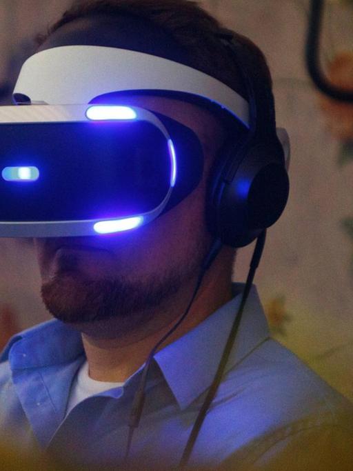 Ein Besucher hat auf der Computerspielmesse Gamescom in Köln eine Virtual Reality Brille an und spielt "Resident Evil 7".