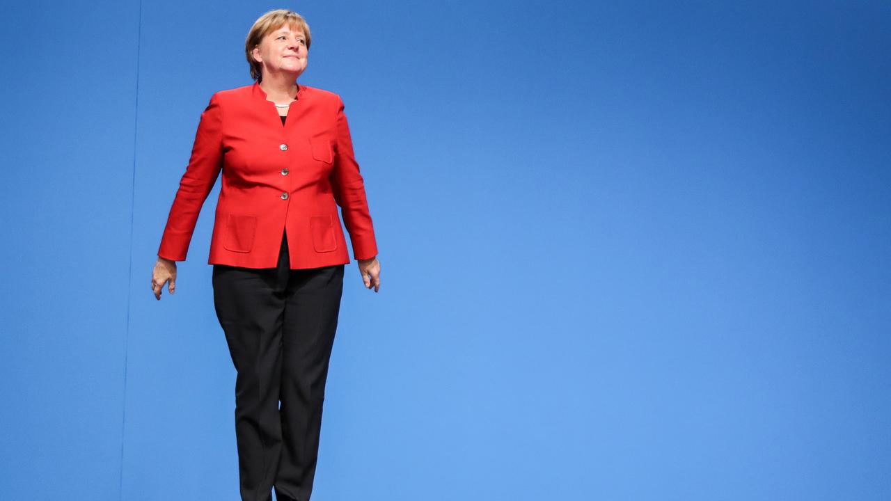 Die CDU-Bundesvorsitzende und Bundeskanzlerin Angela Merkel steht am 06.12.2016 beim 29. Bundesparteitag der CDU in Essen (Nordrhein-Westfalen) nach ihrer Rede auf der Bühne.