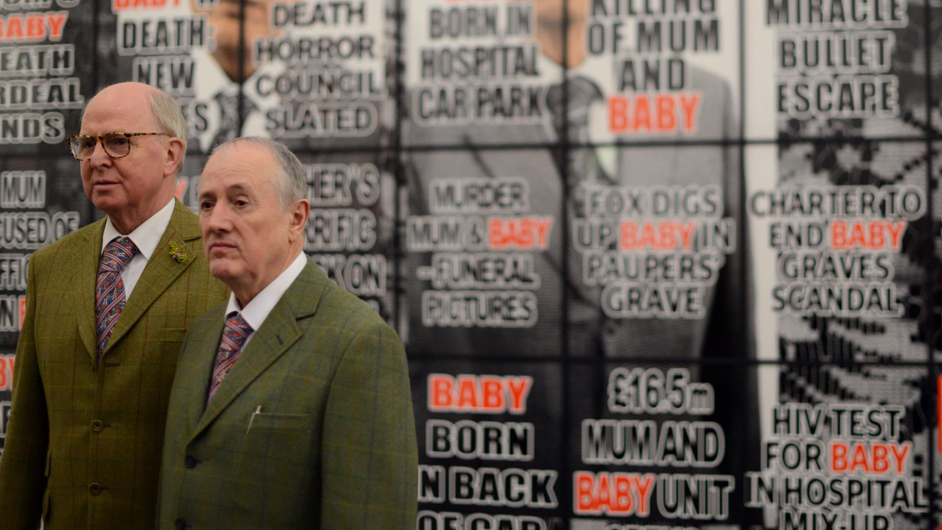Die britischen Künstler George Passmore (l) und Gilbert Prousch (r) stehen am 14.03.2013 im Museum Küppersmühle in Duisburg (Nordrhein-Westfalen) in ihrer Ausstellung London Pictures.