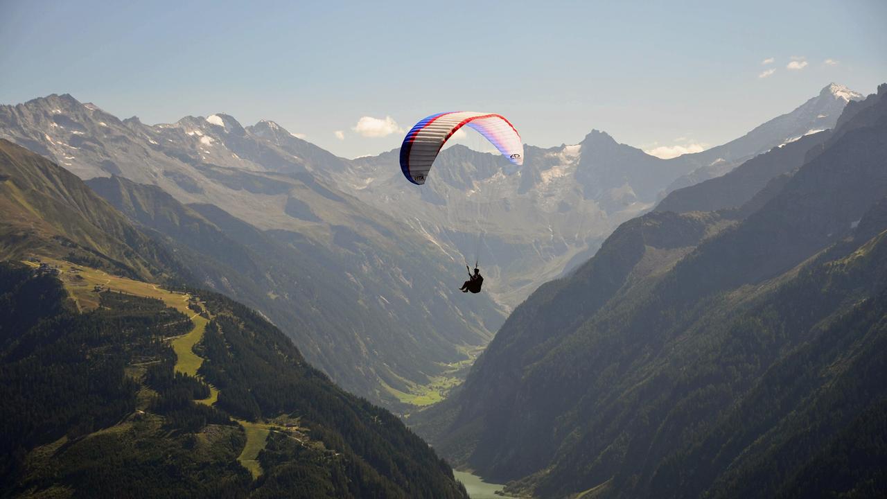 Ein Gleitschirmflieger über dem Zillertal in Tirol