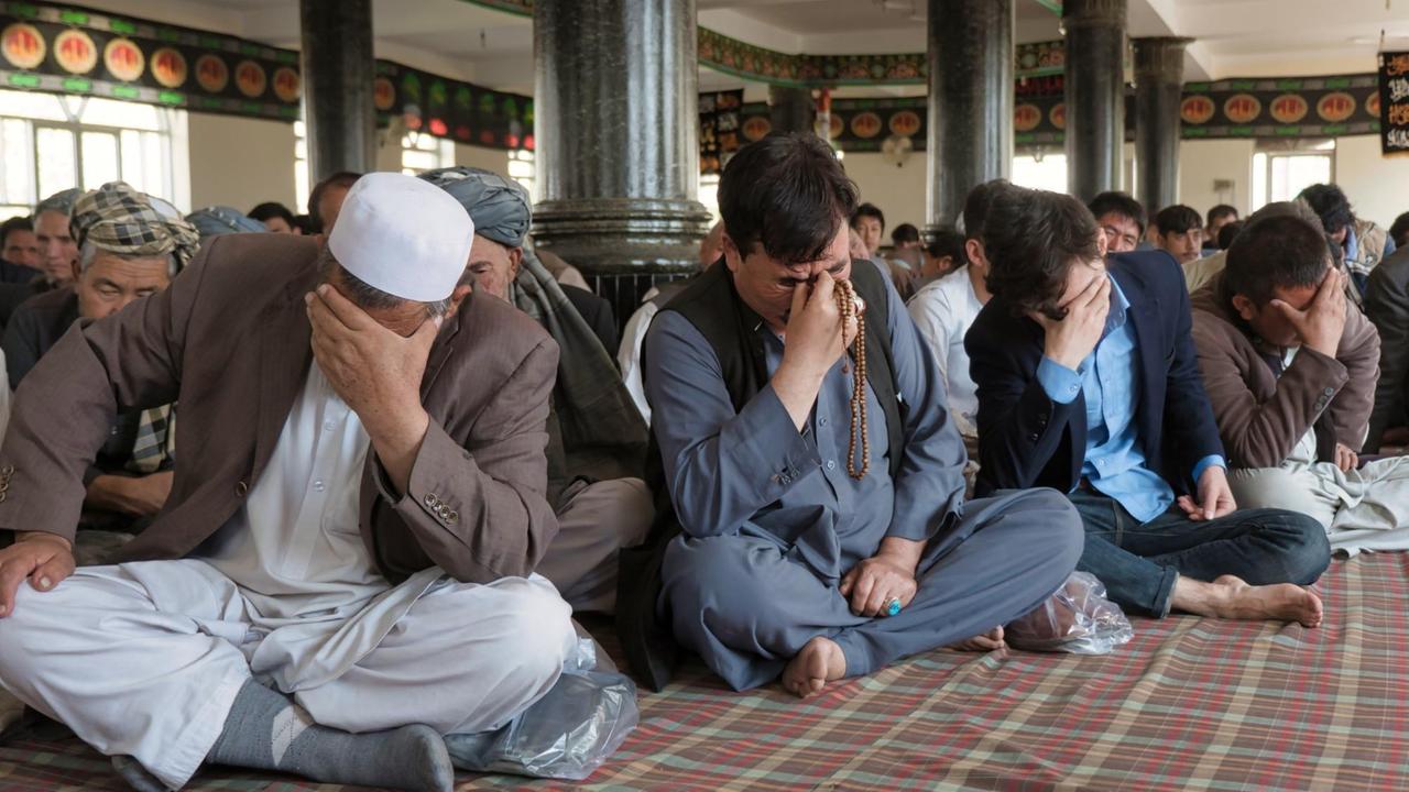 Schluchzende Männer sitzen in der Kabuler Daimirdadiha-Moschee