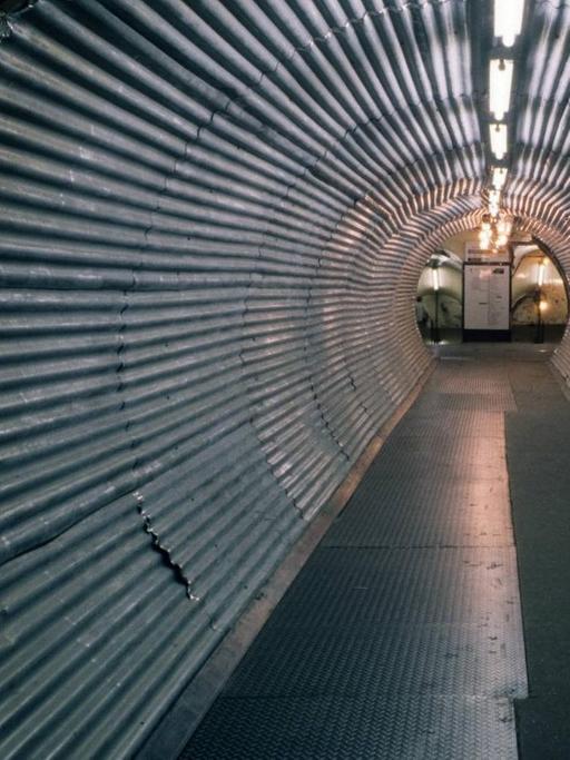 Ein Mann geht durch einen Tunnel, der zur Londoner U-Bahn führt.