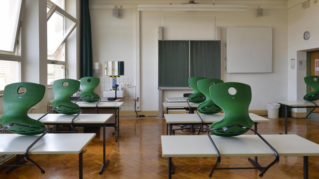 Blick in ein leeres Klassenzimmer mit Einzeltischen nach Abstandsregel
