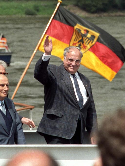 Eine Aufnahme des historischen Treffens zwischen Helmut Kohl (r.) und Francois Mitterrand in Assmannshausen am Rhein.