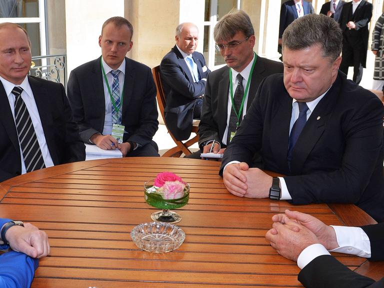 Kanzlerin Merkel (l), der russische Präsident Putin, der ukrainische Präsident Poroschenko und der französische Präsident Hollande