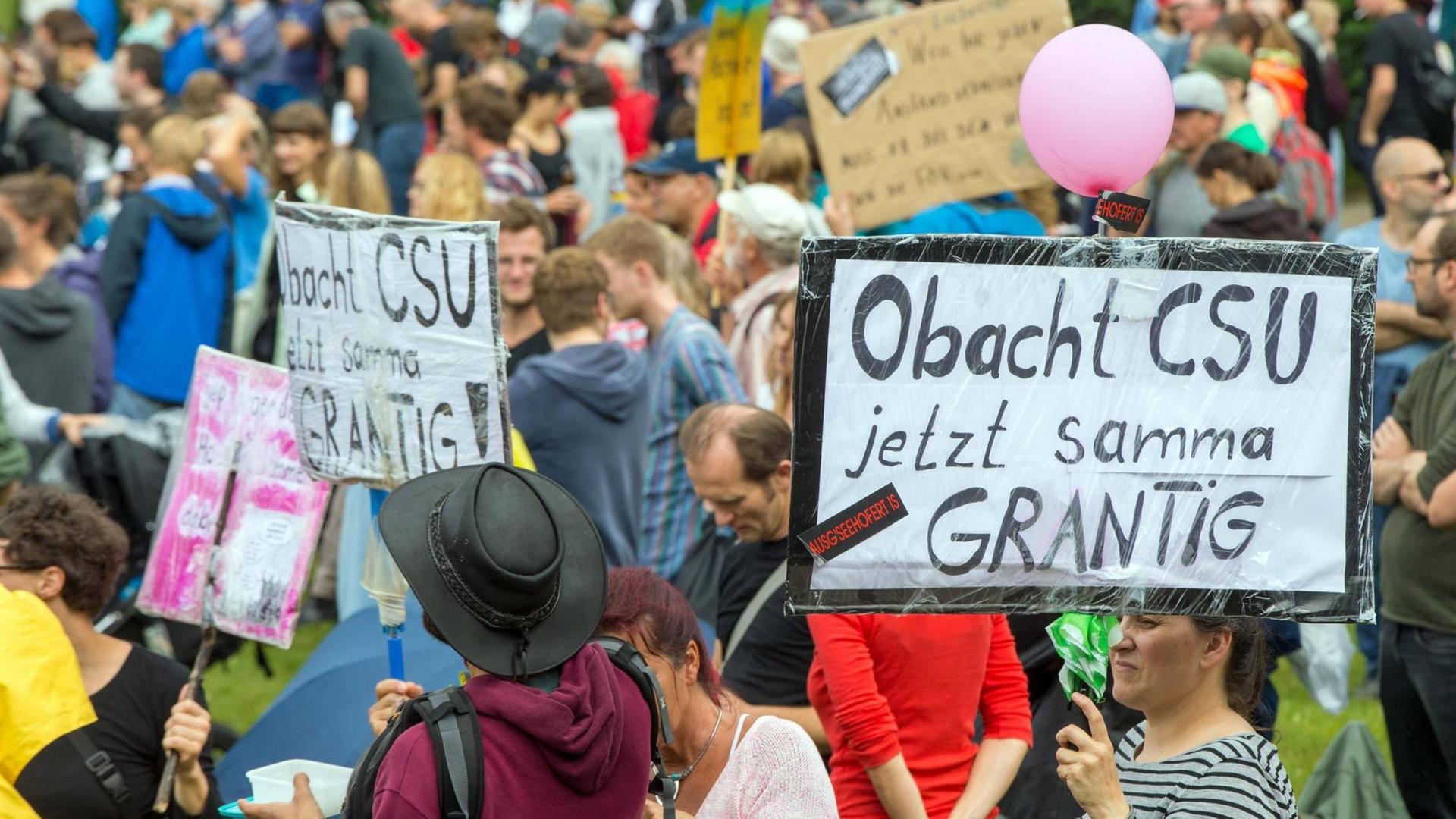 Teilnehmer der Demonstration "#ausgehetzt - Gemeinsam gegen die Politik der Angst" in München am 22.07.2018