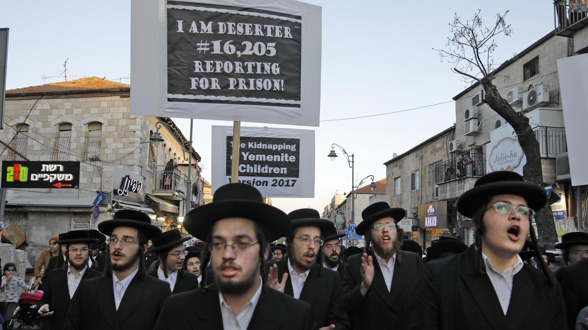 Ultra-orthodoxe Juden protestieren in Jerusalem gegen die Wehrpflicht.