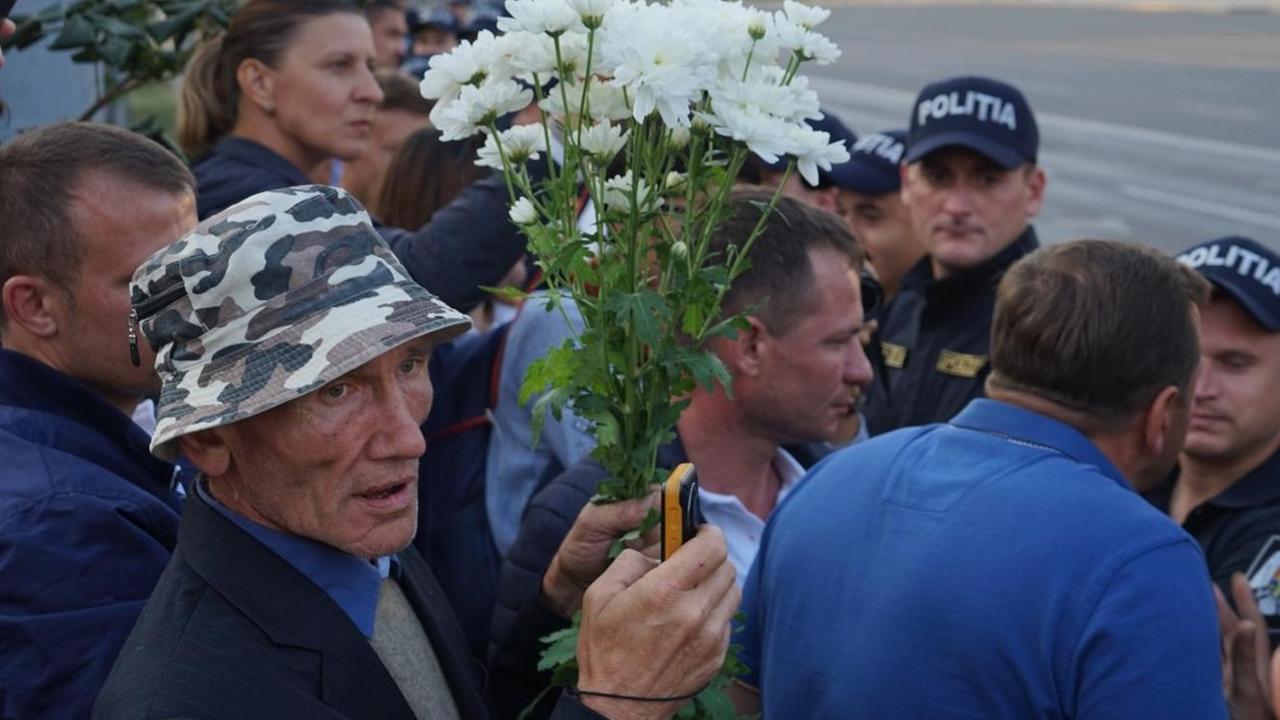 Demonstranten stehen in Moldaus Hauptstadt Chiᶊinǎu einer Polizeikette gegenüber