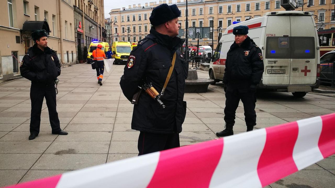Russische Polizisten bewachen den Zugang einer Metro-Station in St. Petersburg