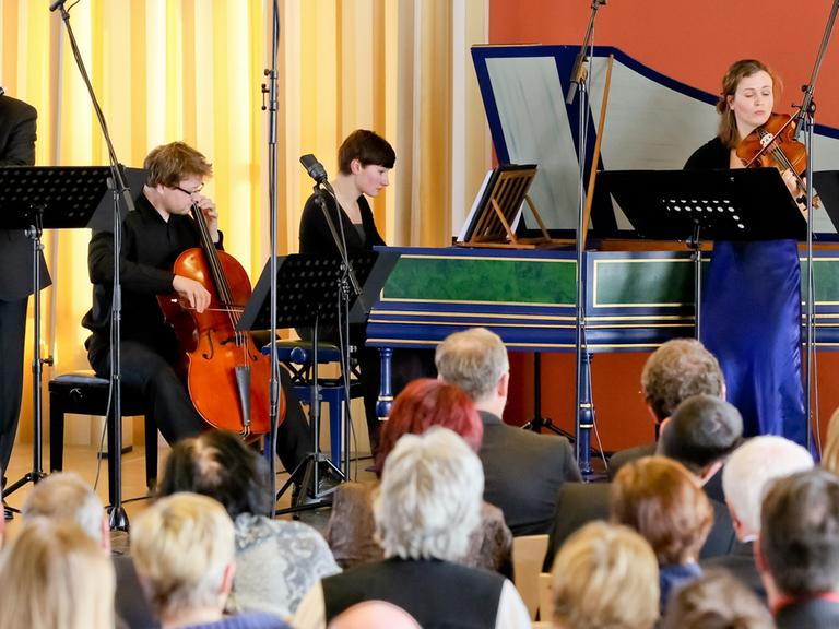 Junge Menschen musizieren im Rahmen des Telemann-Wettbewerbs in Magdeburg