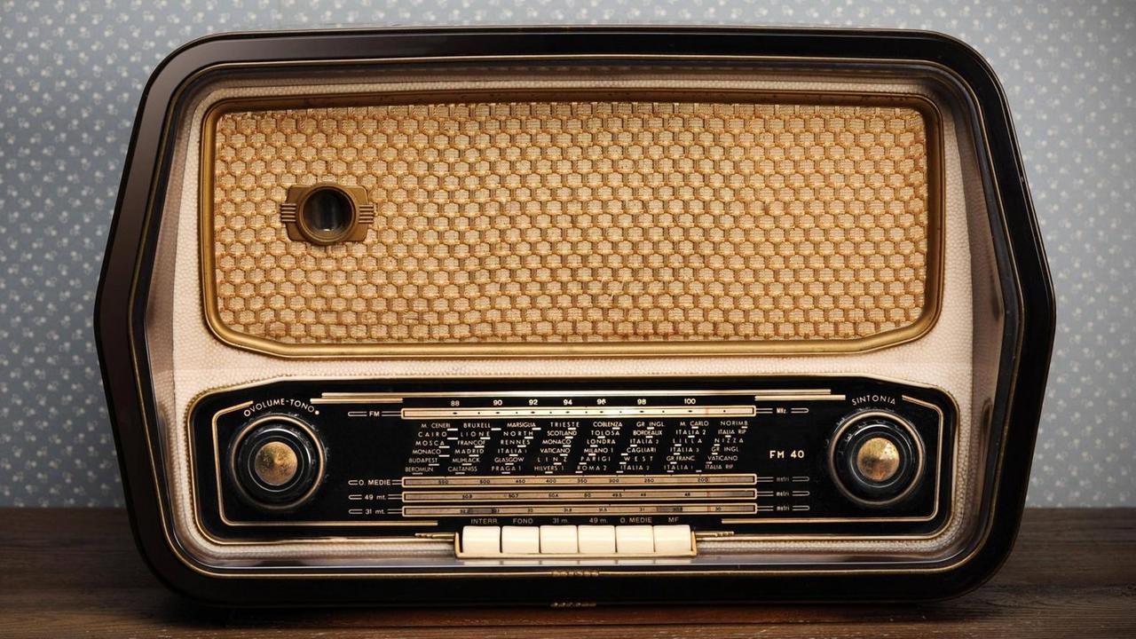 Ein antikes Radio steht auf einem Sideboard vor einer Wand