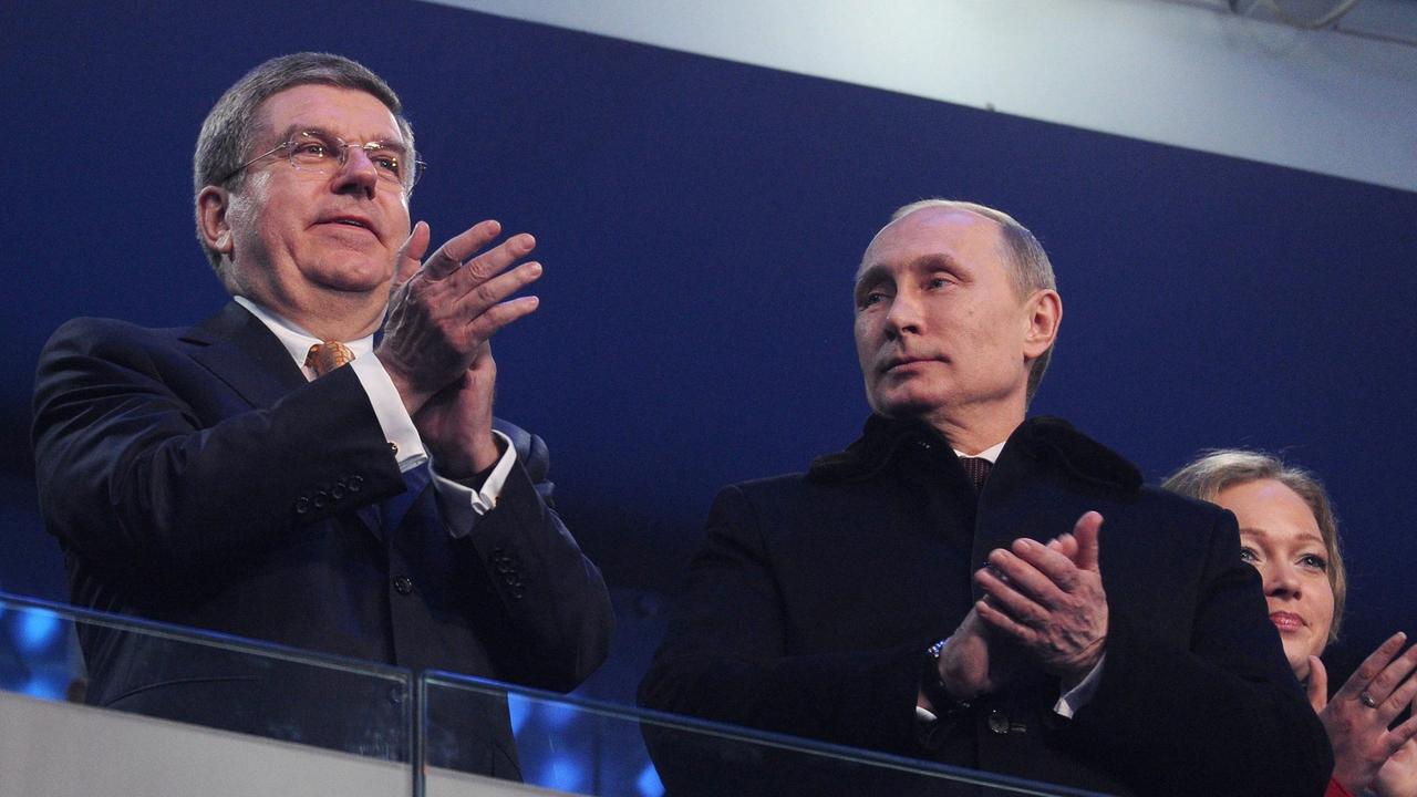 Applaus: Thomas Bach und Wladimir Putin auf der Eröffnungsfeier der Olympischen Spiele von Sotschi 2014