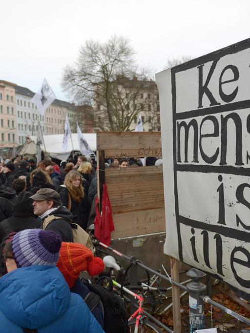 "Kein Mensch ist illegal" steht auf einem Plakat geschrieben, das im Dezember auf dem Oranienplatz in Berlin im Rahmen einer Veranstaltung gegen eine Räumung des Flüchtlingscamps an dem Platz steht.