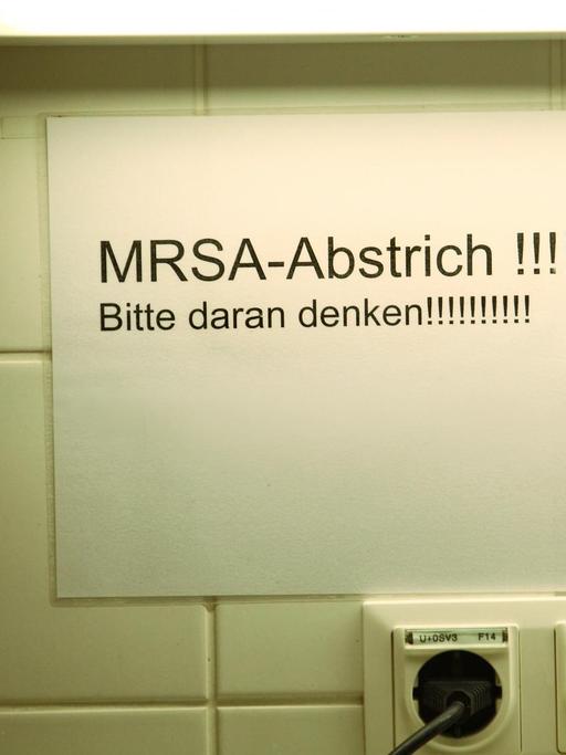 "MRSA-Abstrich!!!!!!!!! Bitte daran denken !!!!!!!!!!" steht am 27.02.2014 auf einem Zettel in der Notaufnahme einer Klinik in Berlin. MRSA nennt man Methicillin-resistente Stämme von Staphylococcus aureus. Diese Bakterien sind gegen viele verschiedene Antibiotika resistent.