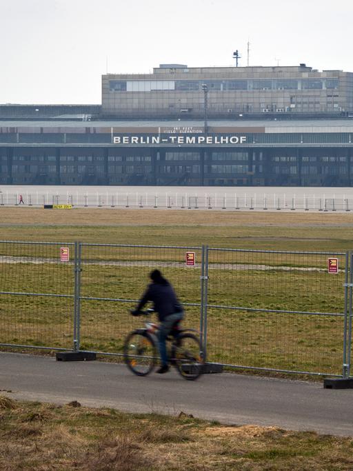 Bauzäune grenzen am 28.02.2014 auf dem Tempelhofer Feld in Berlin den Bereich für das geplante Wasserbecken ab, welches vom Verwaltungsgericht gestoppt worden ist.