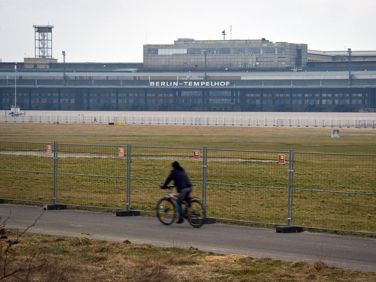 Bauzäune grenzen am 28.02.2014 auf dem Tempelhofer Feld in Berlin den Bereich für das geplante Wasserbecken ab, welches vom Verwaltungsgericht gestoppt worden ist.