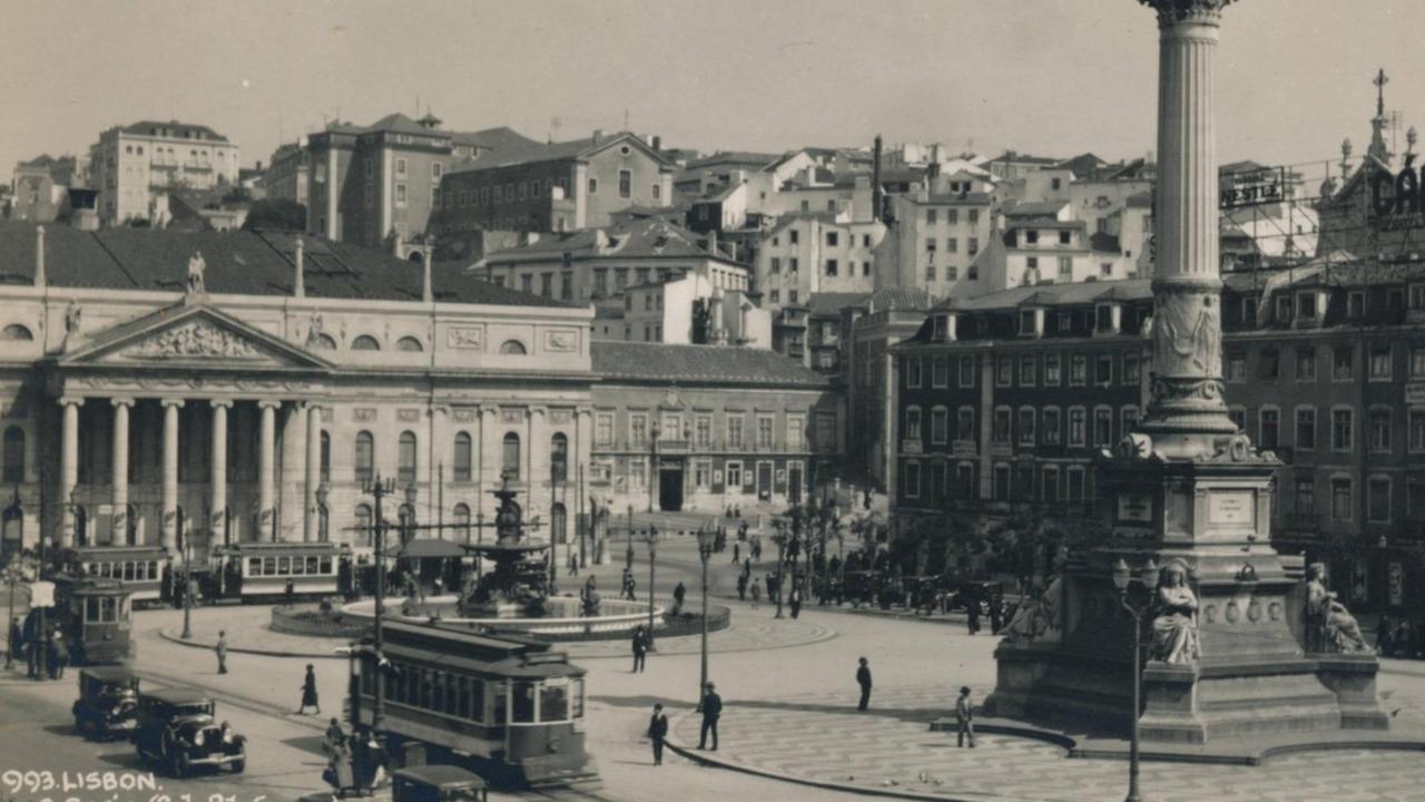 Rossio Square, Lisbon, Portugal, 1936. Rossio Square is the popular name for the Pedro IV Square, Lisbon, Portugal. From a private album of a passenger who undertook a cruise on the S.S. Arandora Star, which began 9th April, 1936. | Verwendung weltweit, Keine Weitergabe an Wiederverkäufer.