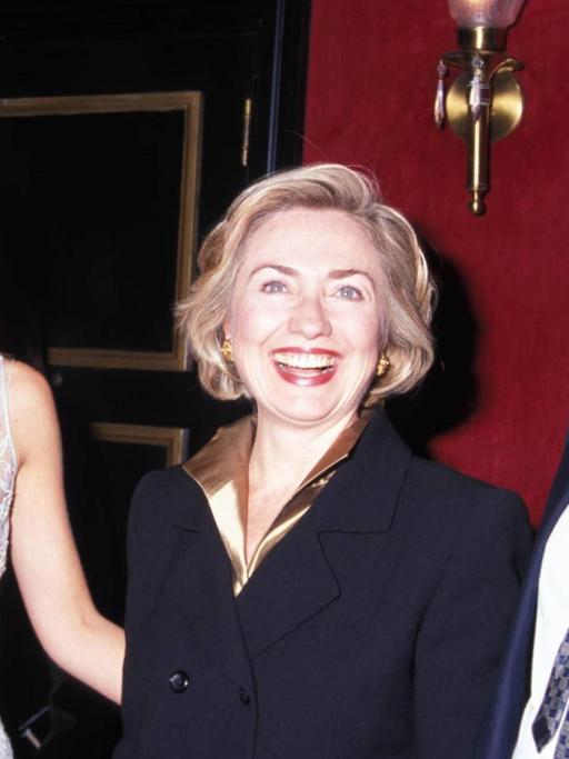 Dem Filmproduzenten Harvey Weinstein wird mehrfach Vergewaltigung vorgeworfen. Hier ist er 1998 bei der Filmpremiere von Shakespeare In Love mit Gwyneth Paltrow und Hillary Clinton zu sehen.